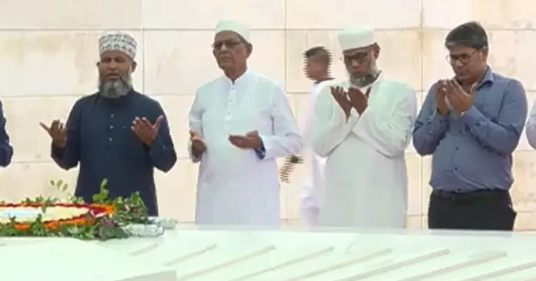 মির্জা ফখরুল ইসলাম আলমগীর জিয়াউর রহমান ও খালেদা জিয়ার সমাধিতে শ্রদ্ধা জানাচ্ছেন